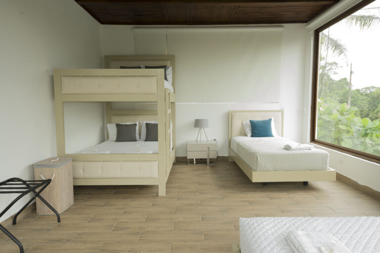 Taytacha_Room 8